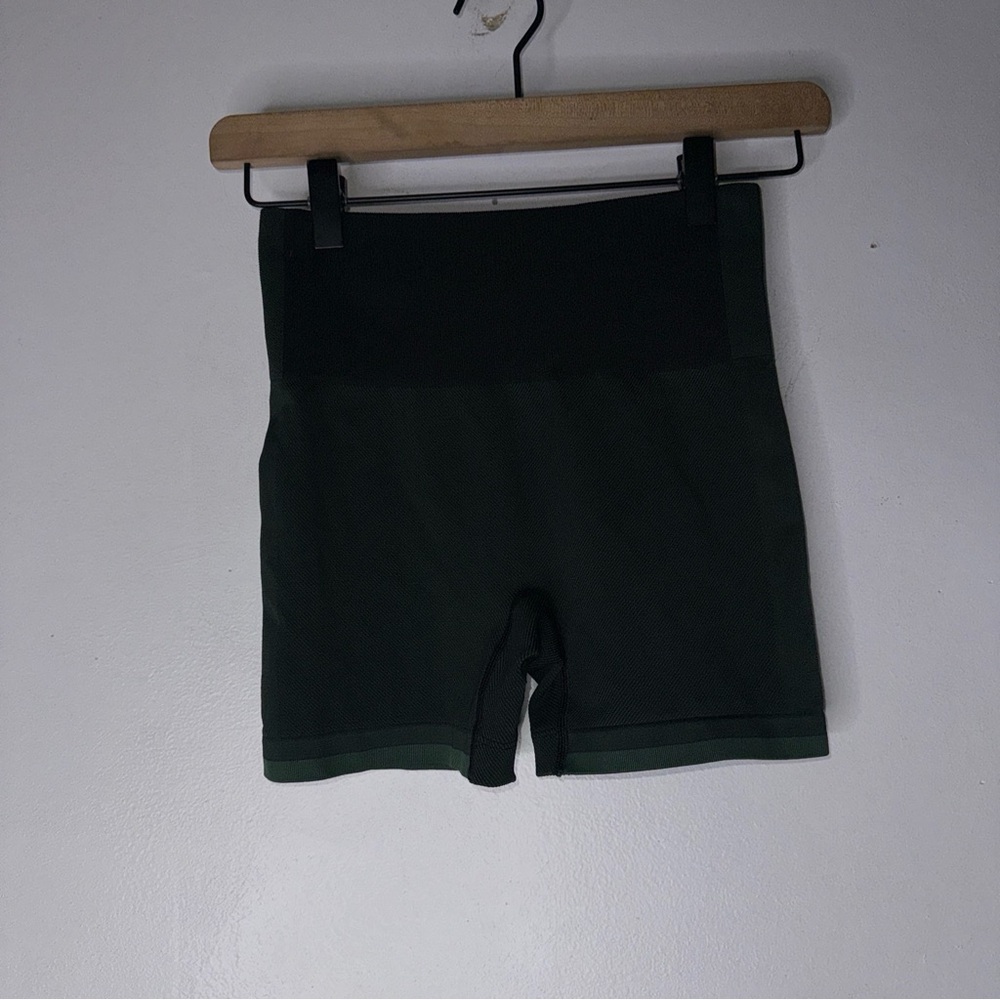 NWT Outdoor Voices Black Evergreen Seamless Shorts 4” Size Xs
